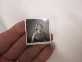 Armi Maria Ratia 13.7.1912-3.10.1979 -siunaustilaisuuden ohjelma + valokuva vuodelta 1934 + lehtileikekuva arkunkannosta