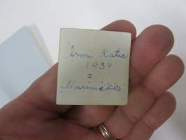 Armi Maria Ratia 13.7.1912-3.10.1979 -siunaustilaisuuden ohjelma + valokuva vuodelta 1934 + lehtileikekuva arkunkannosta