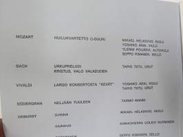 Armi Maria Ratia 13.7.1912-3.10.1979 -siunaustilaisuuden ohjelma + valokuva vuodelta 1934 + lehtileikekuva arkunkannosta