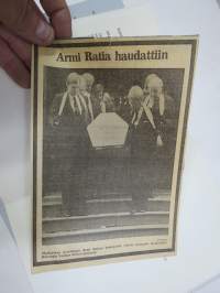 Armi Maria Ratia 13.7.1912-3.10.1979 -siunaustilaisuuden ohjelma + valokuva vuodelta 1934 + lehtileikekuva arkunkannosta