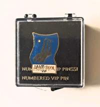 "LAHTI 2001 VIP PINSSI / NUMBERED VIP PIN"),  alkuperäisessä pakkauksessa  pinssi rintamerkki nr 978