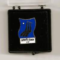 "LAHTI 2001 VIP PINSSI / NUMBERED VIP PIN"),  alkuperäisessä pakkauksessa  pinssi rintamerkki nr 978