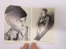 Toivelauluja 70, sis. mm. kuvat; Kristina Hautala, Sonny ja Cher, Johnny, Dusty Springfield, Matti Heinivaho, Hollies, kappalenimet / sisältöä kuvattuna