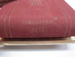Elizabeth II Regina - Coronation 1953 -kuningatar Elizabethin kruunajaismuisto - pelikortit rasiassa, taustana prinssipuoliso Philip, valmistettu Engalnnissa