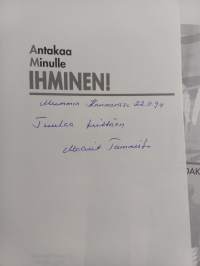 Antakaa minulle ihminen! : Ystäväpalvelusta vapaaehtoistyön tukikohdaksi (signeerattu, tekijän omiste)