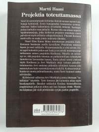 Projektia toteuttamassa (signeerattu, tekijän omiste)
