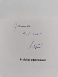Projektia toteuttamassa (signeerattu, tekijän omiste)
