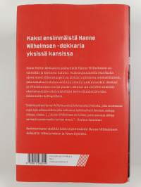Kuoleman kasvot - Kaksi ensimmäistä Hanne Wilhelmsen -dekkaria : Sokea jumalatar ; Vereen kirjoitettu
