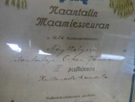 Naantalin Maamiesseura - III Palkinto Kultasade kaurasta v. 1926  (Kultarannan) tilanhoitaja Oskari Järviselle -kehystetty kunniakirja, allekirjoitus Einari Karvetti