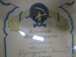 Naantalin Maamiesseura I Palkinto Maanviljelyskoneiston -Kaluston ja valjasten hoidosta v. 1927 (Kultarannan) tilanhoitaja Oskari Järviselle -kehystetty kunniakirja