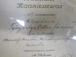 Naantalin Maamiesseura I Palkinto Maanviljelyskoneiston -Kaluston ja valjasten hoidosta v. 1927 (Kultarannan) tilanhoitaja Oskari Järviselle -kehystetty kunniakirja