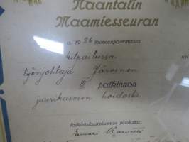 Naantalin Maamiesseura - III Palkinto juurikasvien hoidosta v. 1926  (Kultarannan) tilanhoitaja Oskari Järviselle -kehystetty kunniakirja, allekirj. Einari Karvetti