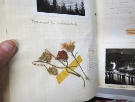 Kaukomaille 1958 -yksityishenkilön kokoama kansio kaikenlaisista matkaan liittyvistä painatteista, karkkipapereista, tuopinalusista, valokuvista yms. -tyypillistä