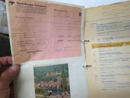 Kaukomaille 1958 -yksityishenkilön kokoama kansio kaikenlaisista matkaan liittyvistä painatteista, karkkipapereista, tuopinalusista, valokuvista yms. -tyypillistä
