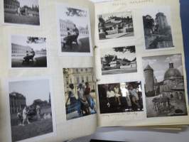 Kaukomaille 1958 -yksityishenkilön kokoama kansio kaikenlaisista matkaan liittyvistä painatteista, karkkipapereista, tuopinalusista, valokuvista yms. -tyypillistä