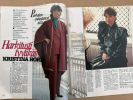 Jaana 1983 nr 17, Marita Pekkala, Euroviisut, Kirsti Ortola, Parhaiten pukeutuneet - Kristina Horn, Liisa Kulhia, Pellavassa on tyyliä, Myt mennään Japaniin
