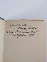 Passaasko tituleerata : pakinoita (signeerattu)