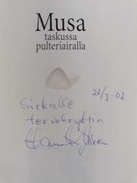 Musa taskussa pulteriairalla : taskusanatietokirja Tampereesta (signeerattu, tekijän omiste)