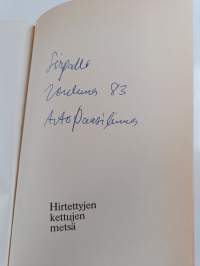 Hirtettyjen kettujen metsä (signeerattu, tekijän omiste)