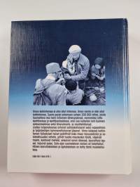 Nainen sodassa : kotona ja rintamalla 1939-1945 Suomen vapauden puolesta