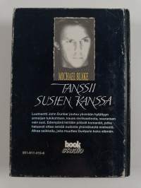 Tanssii susien kanssa