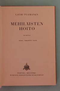 Mehiläisten hoito.   ( mehiläistarhaus, hyönteistalous, maatalous,  mehiläispesä, hunajantuotanto, klassikko )