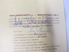 Turun Oopperayhdistys 1966 - Leevi Madetojan Pohjalaisia -käsiohjelma, yli 20 nimikirjoitusta mm. Matti Salminen, Aatos Pihlajamäki, Paavo Rautio, ym.