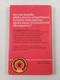 Mustapukuinen mies