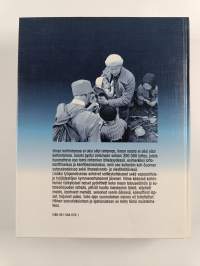 Nainen sodassa : kotona ja rintamalla 1939-1945 Suomen vapauden puolesta