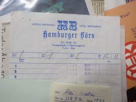 Hotelli Hamburger Börs, Turku -tarjoilijan / salihenkilökuntaan kuuluneen työntekijän hame, pusero, esiliinoja + valokuvia, dokumentteja yms.