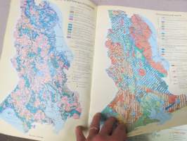Atlas Karelskoi ASSR 1989 -Karjalan Autonominen Sosialistinen Neuvostasavalta -kartta, monipuoliset kartat, maasto, vesistöt, maaperä, eläimistö ym.