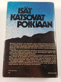 Isät katsovat poikiaan