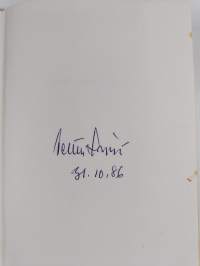 Gruppa Finljandija : neuvostokomentajan roolissa (signeerattu)