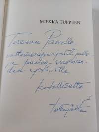 Miekka tuppeen : poliittisen ja sotilaallisen johdon dualismi Suomen sodissa 1939-1944 (tekijän omiste)