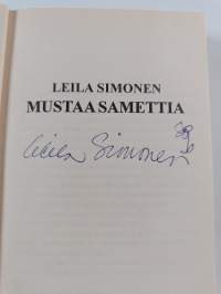 Mustaa samettia (signeerattu)