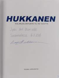 Hukkanen : kalanjalostusta yli 40 vuotta (signeerattu, tekijän omiste)