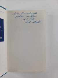 Hyvinvoinnin ulottuvuuksia (signeerattu, tekijän omiste)