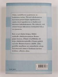 Poika raidallisessa pyjamassa