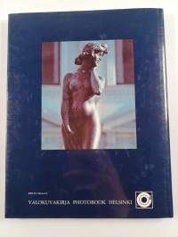 Vanha Helsinki = Det gamla Helsingfors = The old Helsinki (signeerattu, tekijän omiste)