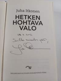 Hetken hohtava valo (signeerattu, tekijän omiste)