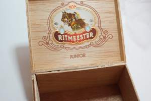 Riitmeester Junior  - sikarilaatikko puuta , koko 13x11x6 cm