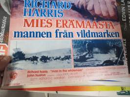 Mies erämaasta / Mannen från vildmarken / Man in the wilderness, pääosissa Richard Harris, John Huston -elokuvajuliste, kiertueversio (Matti Piuhola)