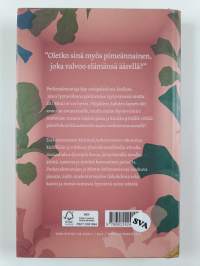 Metsässä juoksee nainen