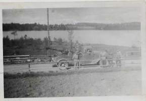 Ilmatorjuntakuorma-auto / 20 mm Madsen-ilmatorjuntatykki (20 ItK/39 M).Auto ja miehistö on valokuvattu Virtasalmella 23. kesäkuuta 1941- valokuva 6x9 cm