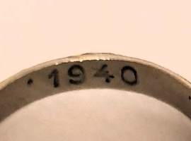 Naisen   Rautasormus / Kullan vaihtosormus" 1940 / ... ... vastineeksi lahjoittaessaan kultasormuksensa  sisähalk n  21  mm käytetty
