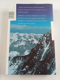 Jäätäviin korkeuksiin : murhenäytelmä Mount Everestillä