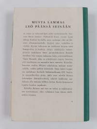 Musta lammas lyö päänsä seinään