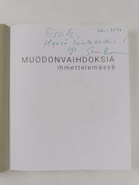 Muodonvaihdoksia ihmettelemässä (signeerattu, tekijän omiste)