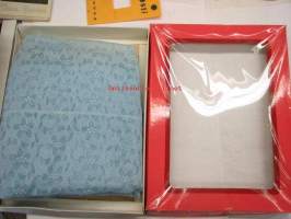 Palmu trikoo -naisten keinokuituinen yöpaita 1960-luvulta pakkauksineen, koko 40, käytössä ollut