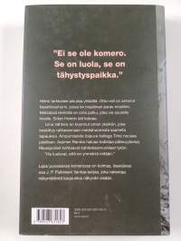 Lapsi punaisessa komerossa